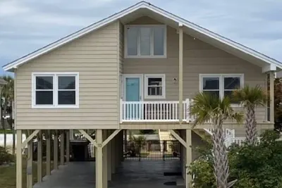 Image de Renovated, on canal, Private Dock and 5-min walk to beach!