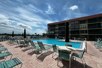 Image de Pool and Hot Tub Open- 2 Master Suites- Across from the Beach