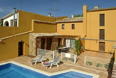 Image de Gîte avec piscine privée, centre village, proche montagnes et vignes.