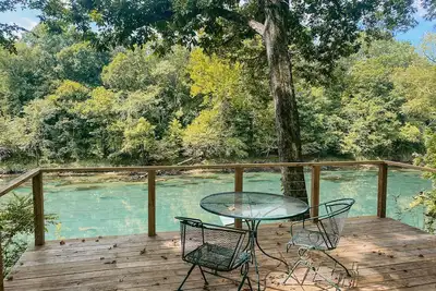 Image de Little Red Riverfront Home w/ Amazing Views & Expansive Deck!