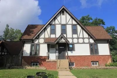 Image de Tudor house stay-In Town Location!