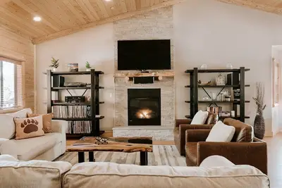 Image de Bearfoot Chalet. Smart Cabin. Hot Tub. Bbq Grill Island. Ev Charger. Fire Pit. Kitchen. 3x2 promo