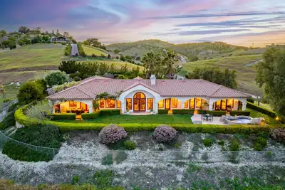 Luxe Ranch with Hot Tub, Gourmet Kitchen and Fabulous Downtown Views.