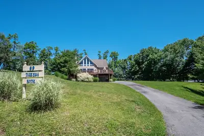 Image de Tarenga House | Lake Access, Hot Tub, Great Location