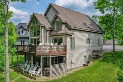 Image de Leap Away | Spacious & Lakefront + Dock, Hot Tub, & Pool Table!