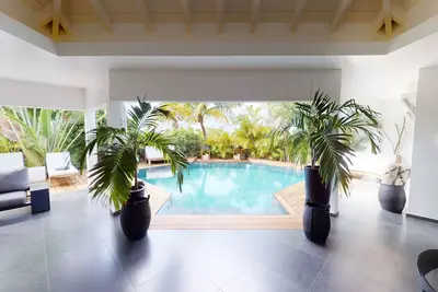 Image de Villa 1 chambre idéale couples - Belle piscine et verdure - Quartier calme