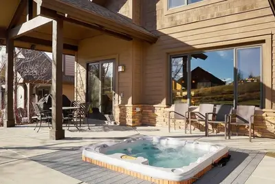 Image de 5 Bedroom home, 3 car garage, heated ski storage, close to Powder Mountain