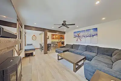Image de Deluxe Slopeside Condo Just Steps to Mammoth Mountain Slopes and Village Gondola - 3 Spas, Sauna and Pool (Unit 562 at 1849) by RedAwning