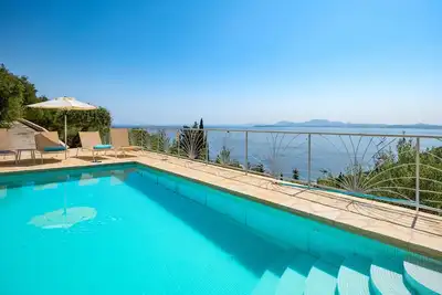 Superb villa with private pool and amazing views, A/C