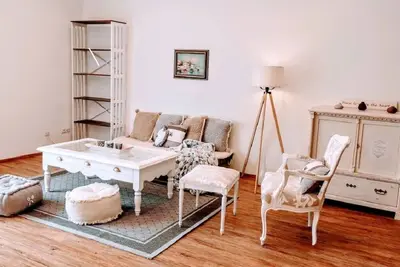 Image de Charmante maison de vacances \"Marie Antoinette\" avec Wi-Fi, terrasse et jardin