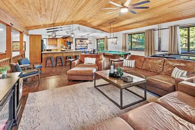 Image de Stay and Play Chalet by Destination Big Bear : Close to Snow Summit and Lake! Pool Table! Outdoor Hot Tub!