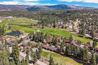 Image de Ski and Tee by Destination Big Bear : Choice Bear Meadows Townhome! Walk to Bear Mountain Resort and Golf Course!