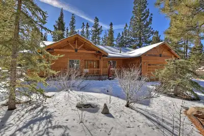 Image de Stork and Bear Cabin by Destination Big Bear : Luxury Log Home in Eagle Mountain Estates! Pool Table!