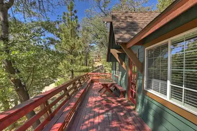 Image de Squirrel Summit by Destination Big Bear : Close to Bear Mountain Resort! Foosball Table! Outdoor Hot Tub!