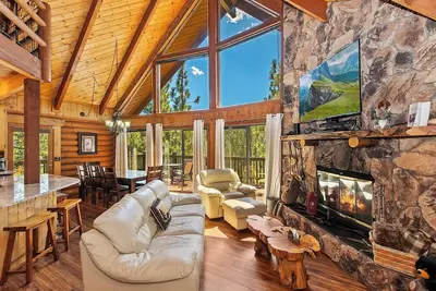 Image de Mountain View Lodge by Destination Big Bear : Log Home in Moonridge with Ski Slope Views! Pet Friendly! Pool Table! Foosball! Hot Tub!
