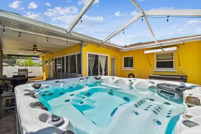 Image de Home Sweet Home: Your Coastal Haven minutes from Dunedin & Clearwater Beach!