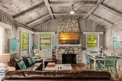 Image de Vintage Cottage from 1936 across street from Beach and Heated Pool