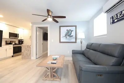 Image de Nook Cottage Across street from beach  and  Heated Pool