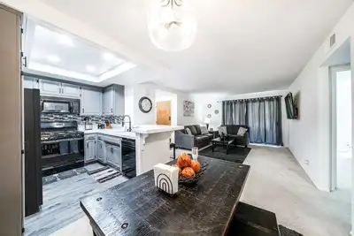 Image de Modern Oc Condo | Mins to Laguna Beach | Pool-Spa
