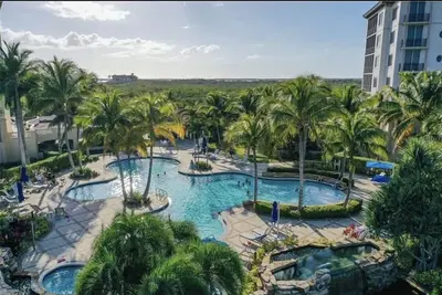 Image de Completely updated condo, private beach access, huge pool, gorgeous sunsets!