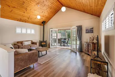 Image de Driftwood True Beachside Bliss with Games Galore