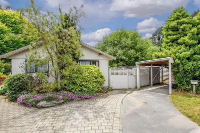Image de Rare Gem in heart of Central Queenstown next to supermarket and gas station