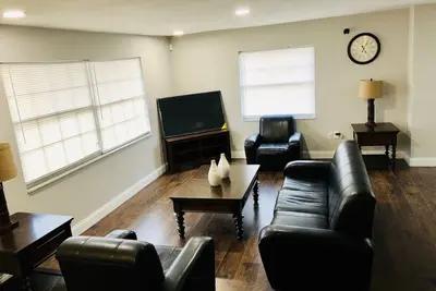 Image de Cozy 3 bedroom second floor unit