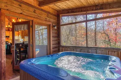 Image de Are We Bear Yet- Hot Tub, Free Tickets, Pool Table, Wifi!