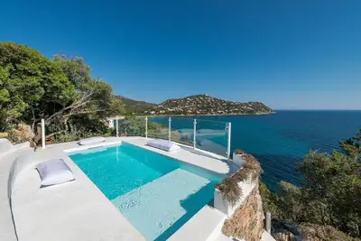 Image de Villa Bianca en front de mer à Torre delle Stelle, piscine chauffée, climatisation, Wi-Fi, parking