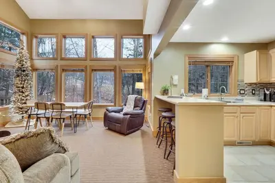 Image de Ski in/Ski out | Upper Level | Disciples 8 Chairlift | Sleeps 10 | Fireplace