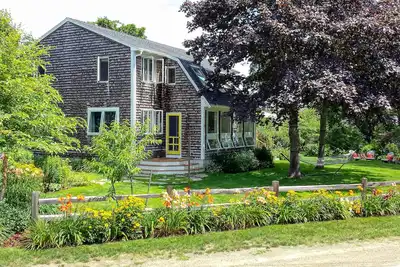 Image de Classic coastal home near the beach w\/ lush garden, game room & deck - dogs Ok