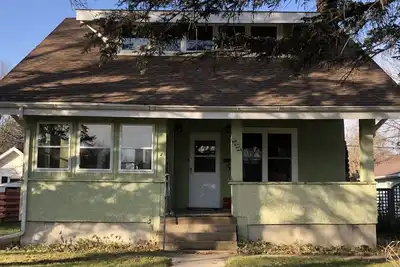 Image de walking distance to the historic high school, downtown and Bob Dylan's home.