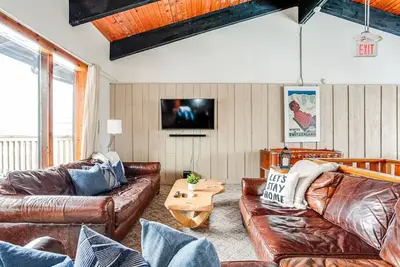 Image de Blue Mtn Chalet with Hot Tub and Sauna, Sleeps 20