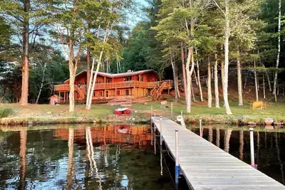 Image de Stunning, Cozy Lake House with 680 feet of shoreline