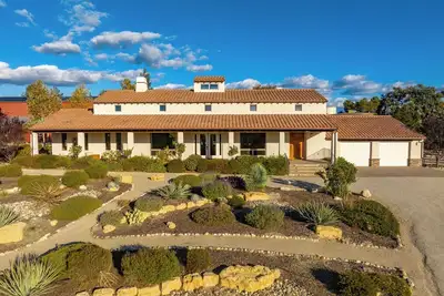 Image de Luxe Private Vineyard Estate on 10 acres of Vineyards w/Amazing Views, off 46w!