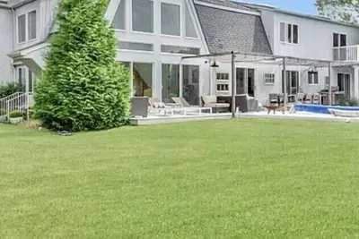 Image de Southampton. south of highway. House very open, spacious and sunny. Mod decor