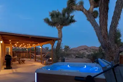 Image de 🌵 Sukha Life Retreat - Beautiful Views, Close to Jtnp Entrance w\/ Hot Tub 🌵