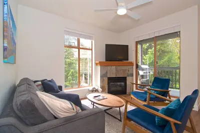 Image de Fully renovated 2022! Corner unit townhouse, Heated pool and hot tub in complex. , Free parking