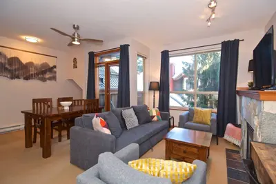 Image de Quiet tranquil setting. Updated townhouse Free parking, walk to Village and shops, common hot tub,