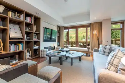 Image de Remodeled Ritz-Carlton by InvitedHome | Media Room, Patio, Pool, Hot Tub, Golf