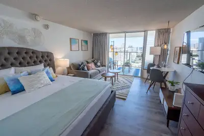 Image de High floor, Newly furnished Condo at Island Colony in Waikiki!
