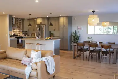 Image de Sunrise to moonrise views. Hike/bike out the door.