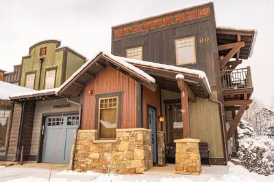 Image de Charming Townhome! Private Deck with Grill and Hot Tub! 15 Min Drive to Resort!