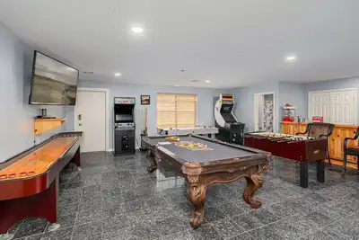 Image de 6Bdrm 5ba Ultimate Game Room Swim & Launch Close!