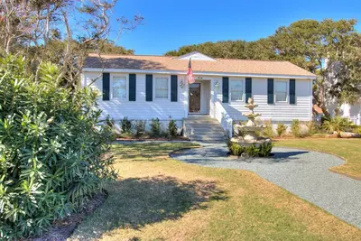 Image de 🏖️Kure Cottage: Perfect Family Getaway-1 Block from Beach Access🏖️