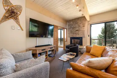 Image de Hike/Bike In/Out w/Amazing Panoramic Views + Heated Pool-Hot Tub-Gym Access-Fireplace-Elevator-Deck