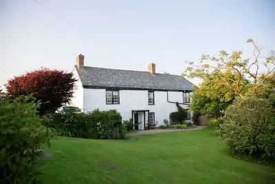 Image de Large Grade Ii Listed 17th Century Farm House In Stunning Rural Location Near Ocean