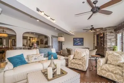 Image de Beautiful spacious Osage Beach condo awesome view of state park great location!