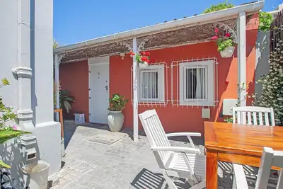 Image de Cozy Garden cottage, adjoining courtyard garden, private entrance