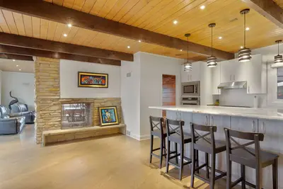 Image de Welcome to the Tree House. 4 bed 3 bath private home